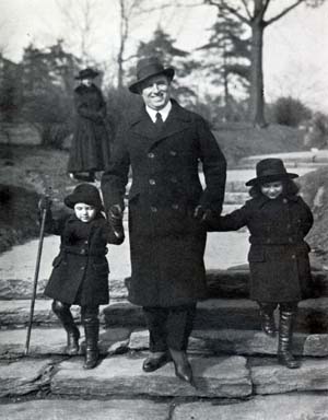 Giovanni Martinelli and his children